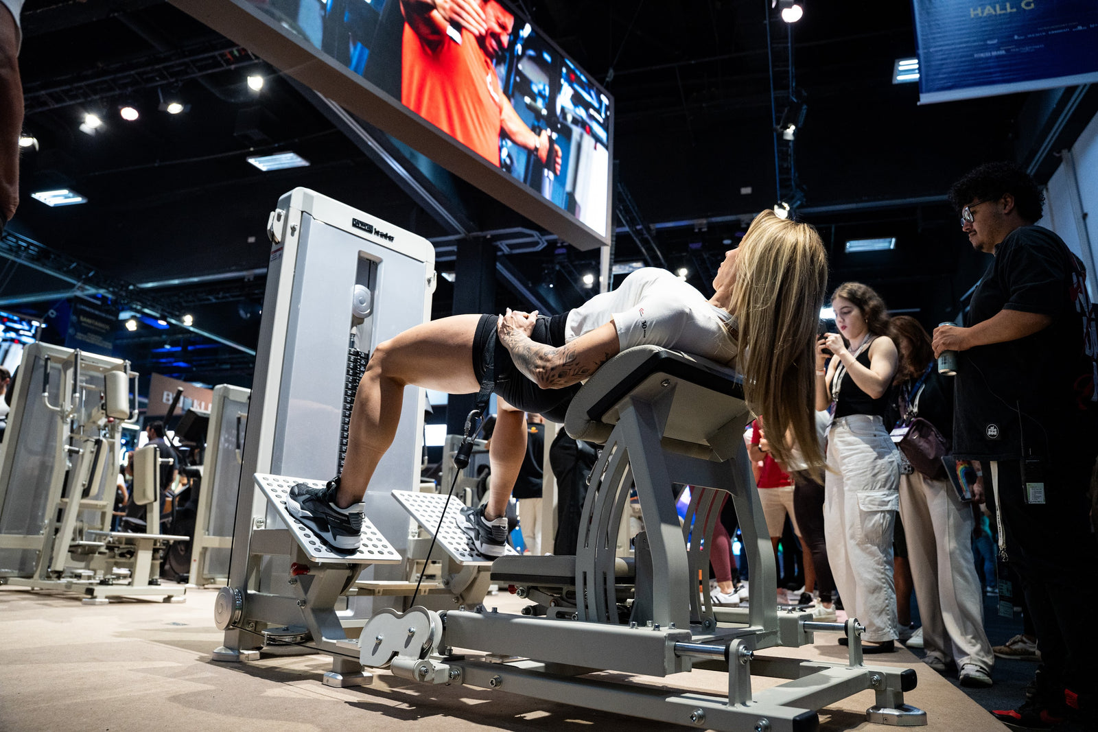 Selectorised Hip Thrust de GluteLeader en uso durante una exposición